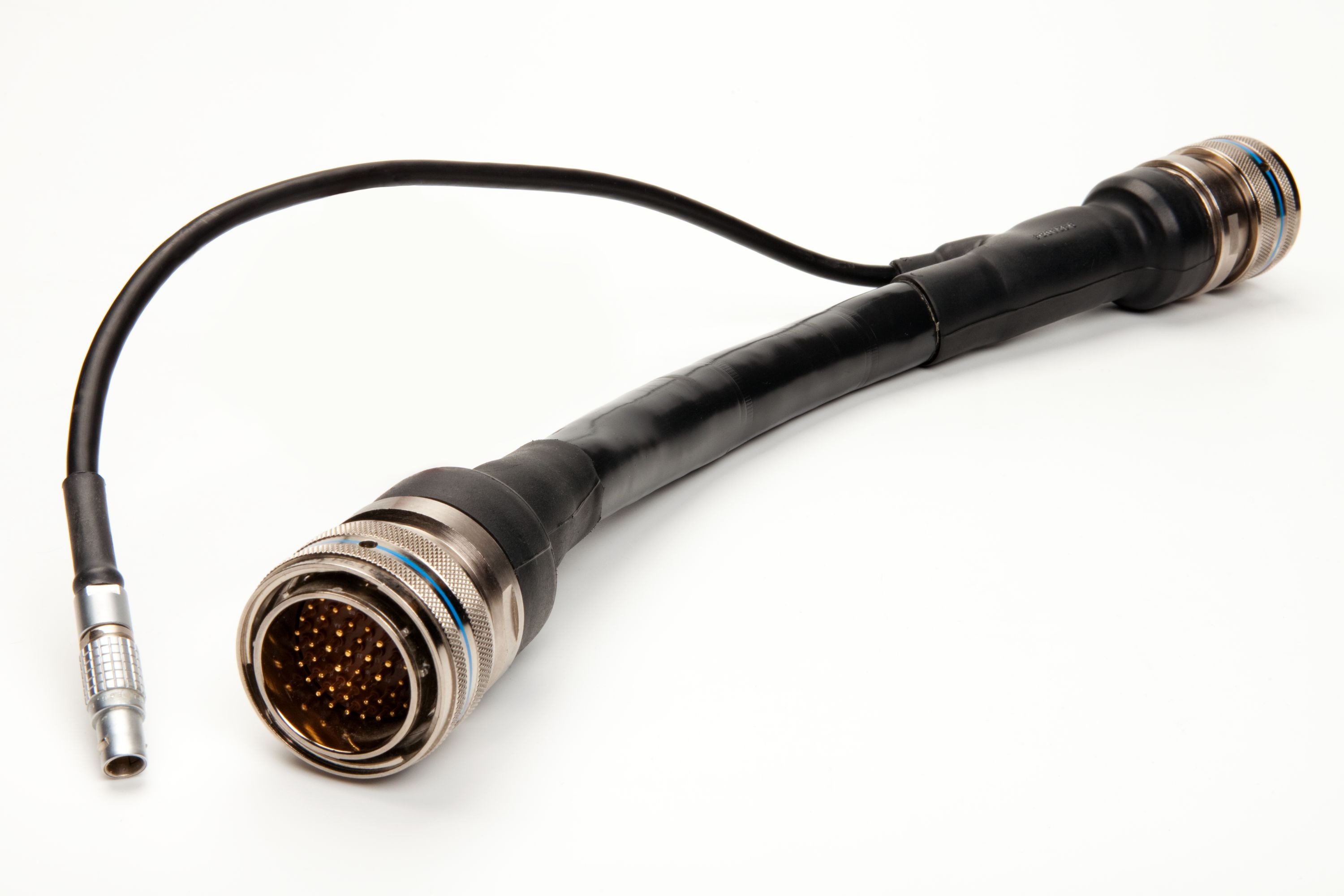 Kabel z okroglim priključkom in ozemljitvenim vodom s toplotno skrčljivo cevjo Kabel z okroglim priključkom in ozemljitvenim vodom s toplotno skrčljivo cevjo