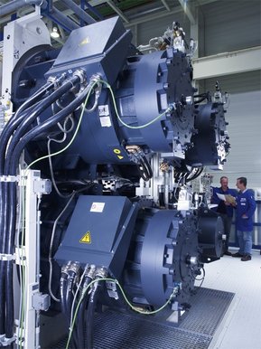 Dinamični, neposredno upravljani servo motorji prispevajo k znatnemu skrajšanju cikla. Fotografija: Schuler Dinamični, neposredno upravljani servo motorji prispevajo k znatnemu skrajšanju cikla. Fotografija: Schuler